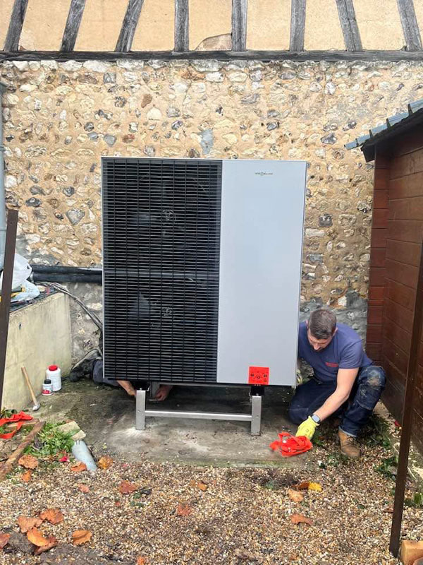 Technicien qui installe un pompe à chaleur Viessmann